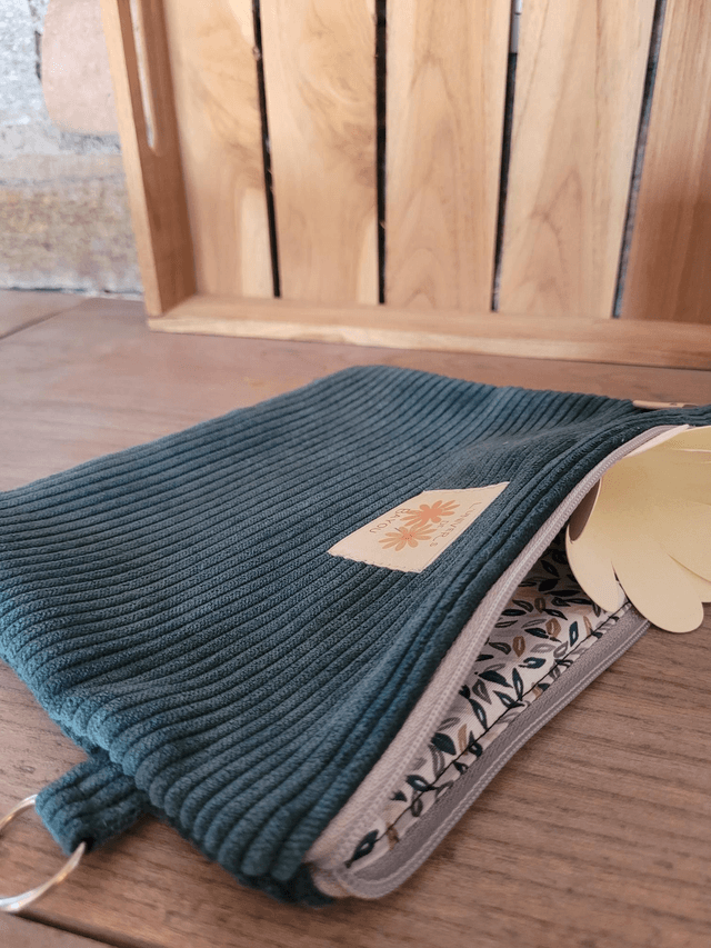 Pochette en velours coloris vert.