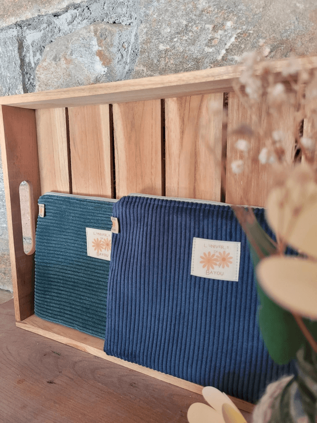 Pochette en velours coloris vert.